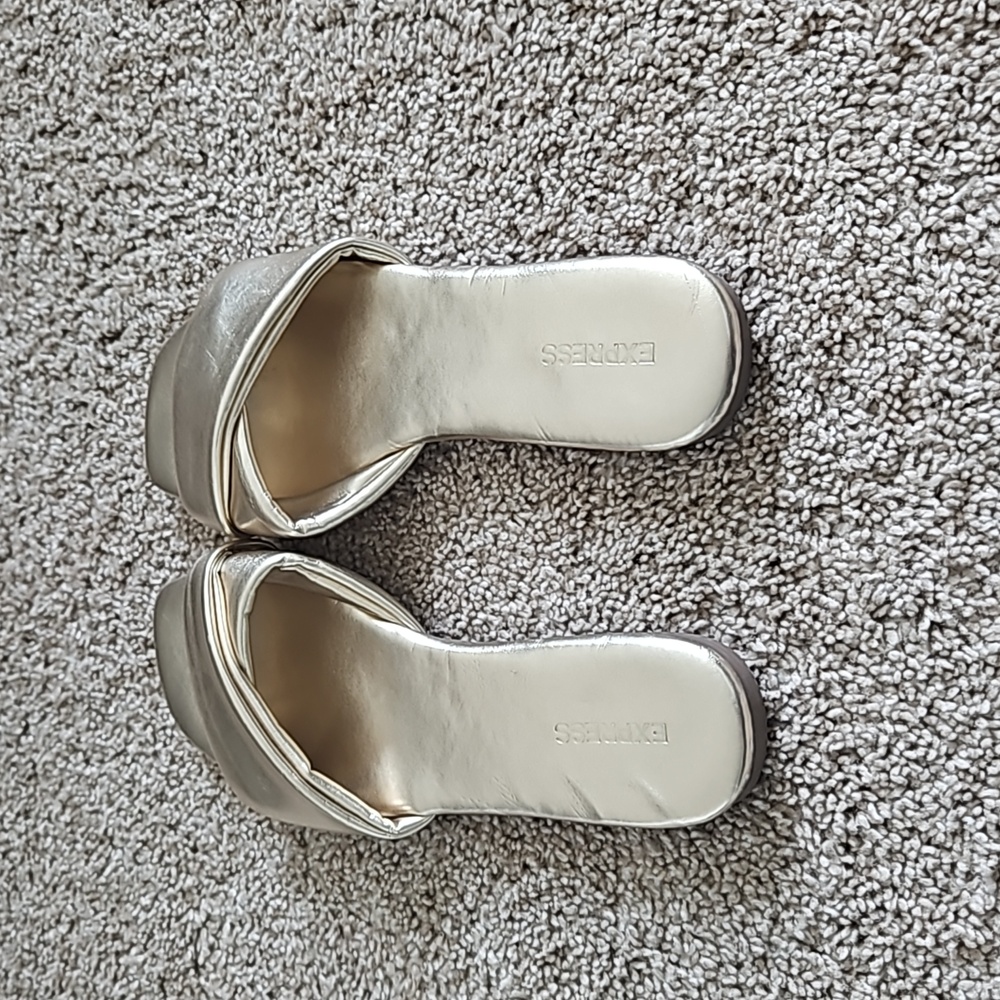 Express Flip Flops - Picture 2 of 5